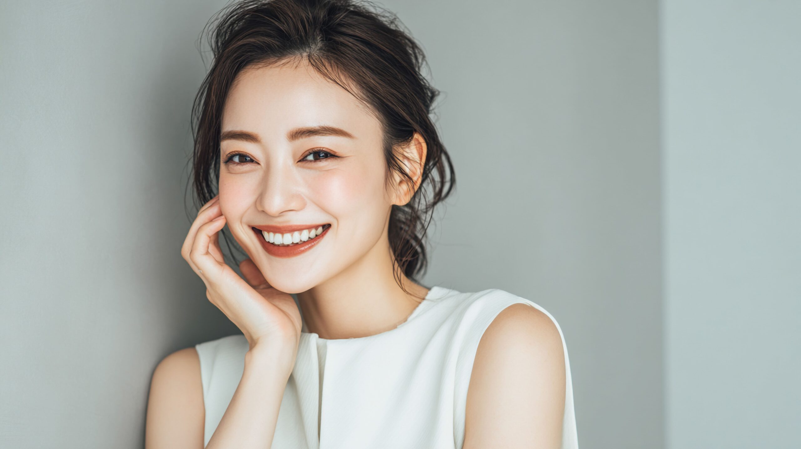 歯石除去などの口臭対策をして綺麗な歯を保っている女性