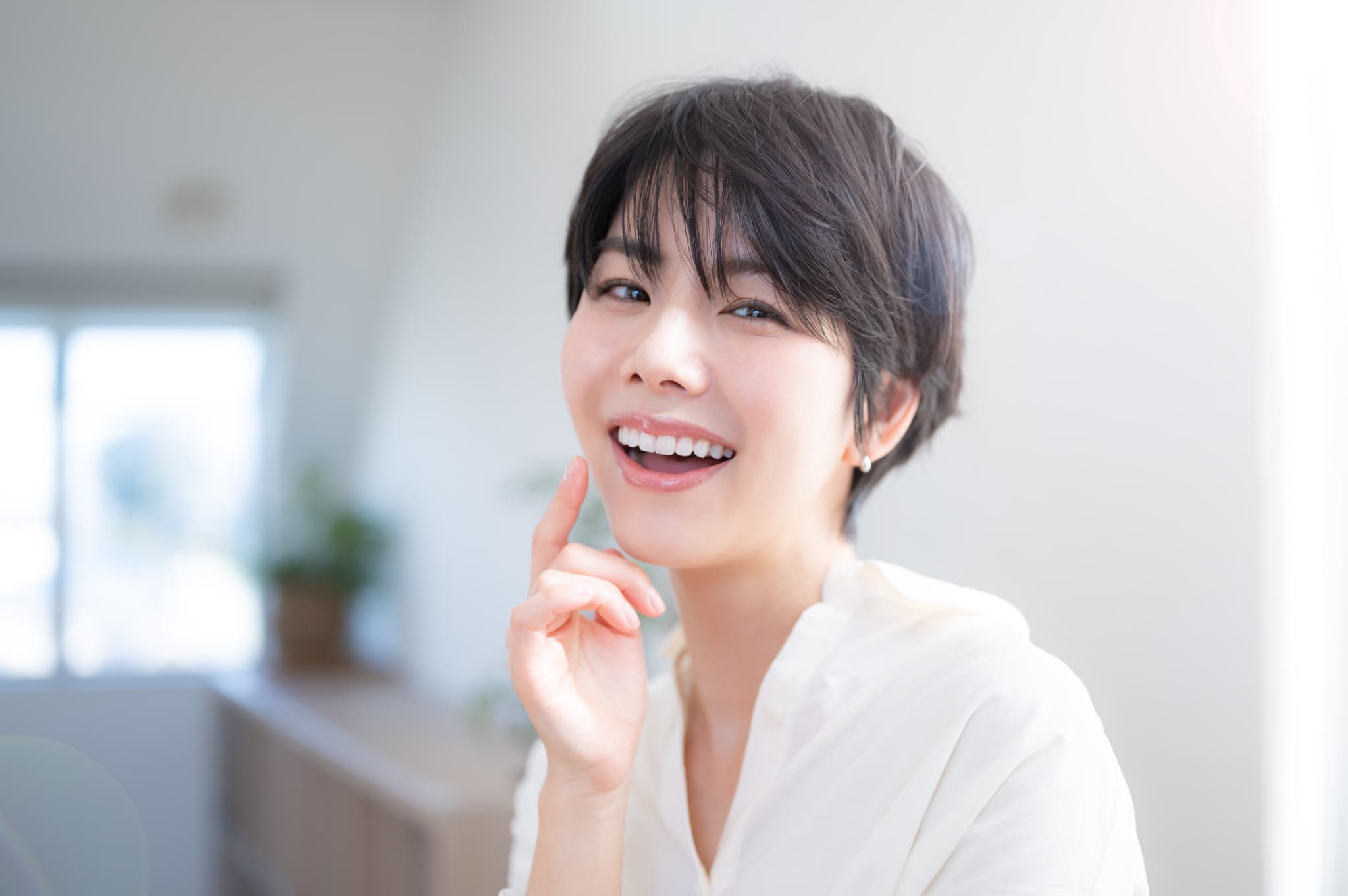 きれいな前歯の笑顔の女性