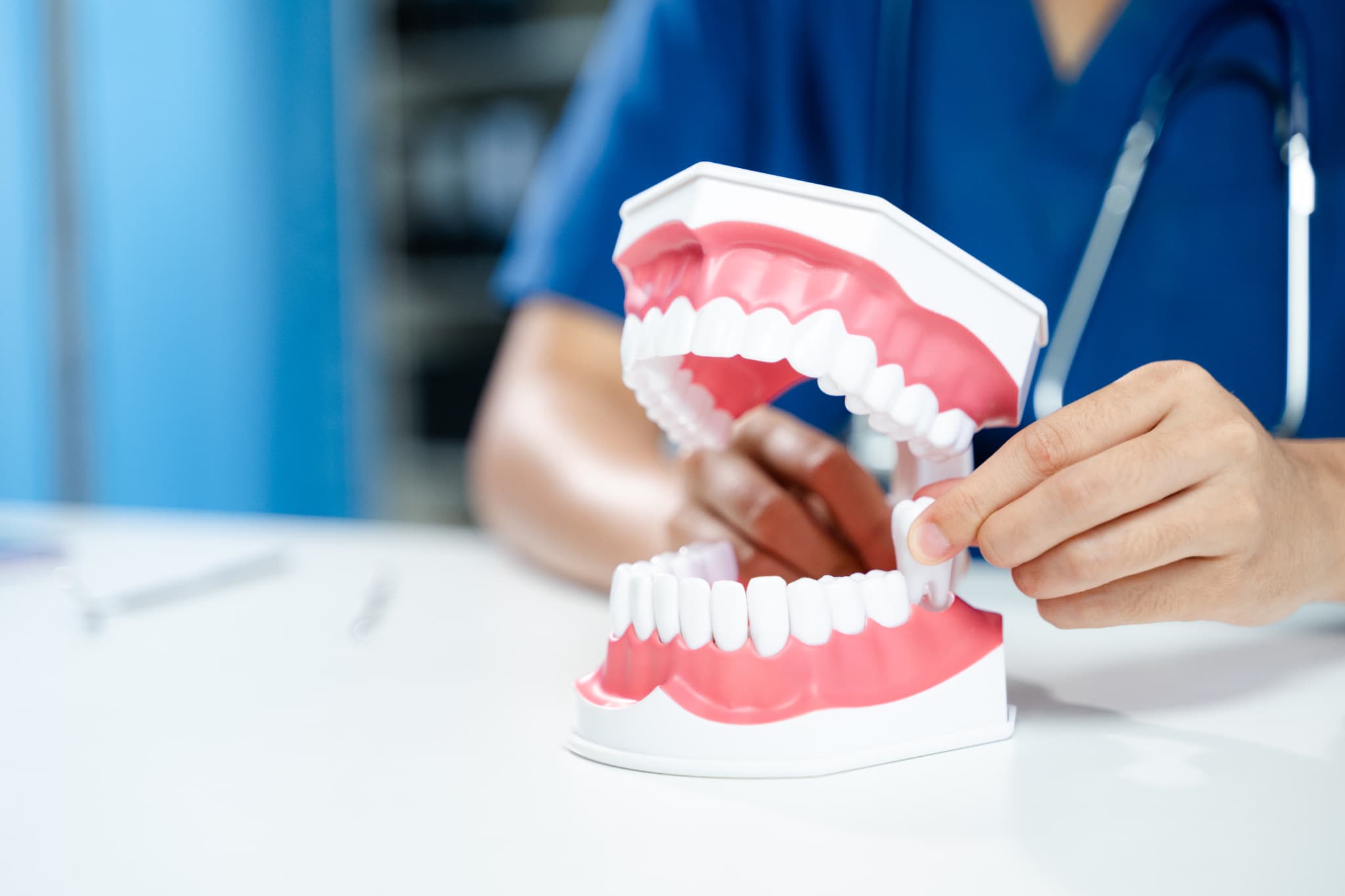 親知らず周辺が腫れた場合の治療法を説明する歯科医師