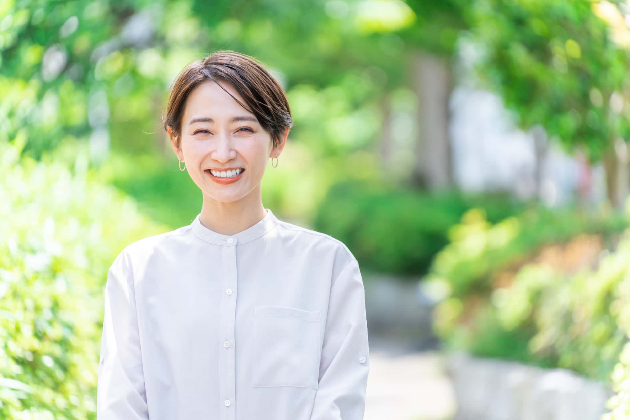 セラミックの歯にして笑顔の女性