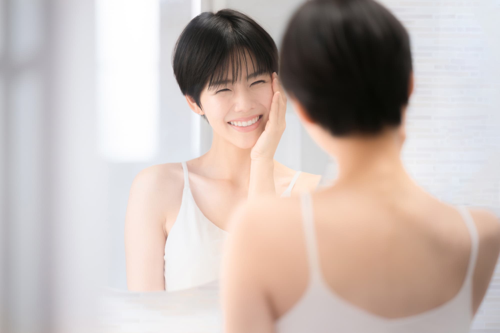 採れたセラミックの歯を治療して嬉しそうに鏡を見る女性