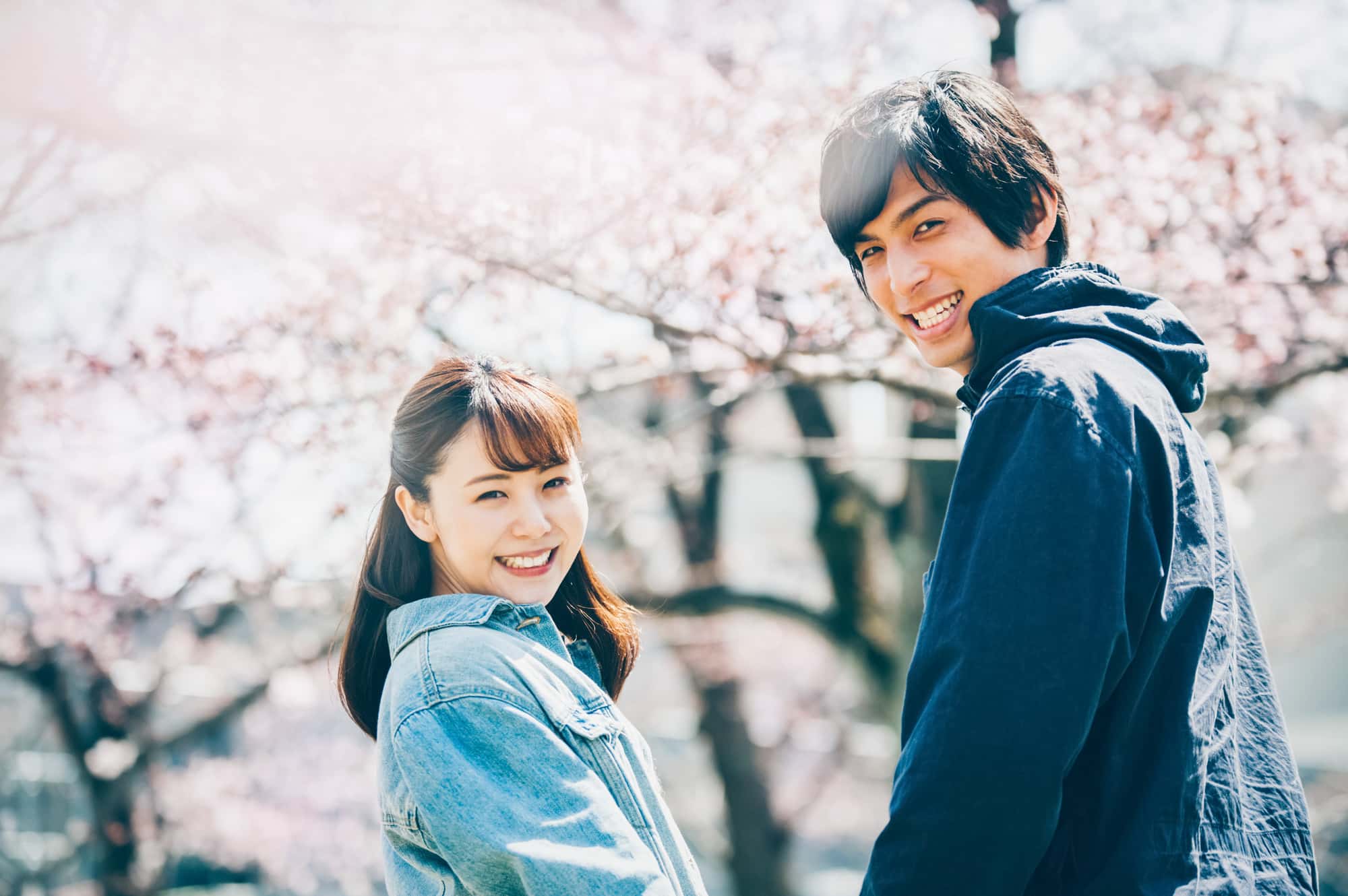 虫歯を治療して笑顔の男女