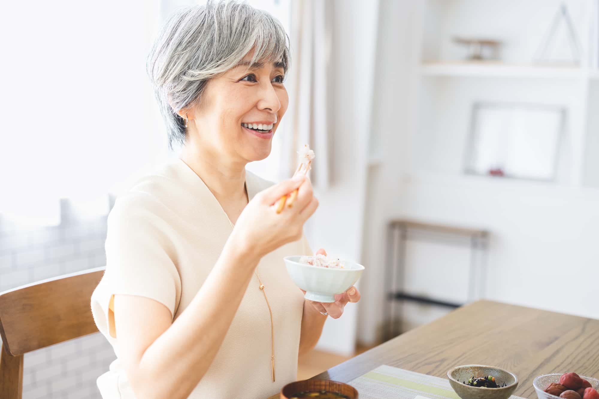 入れ歯の適切なケアで快適に食事をする女性