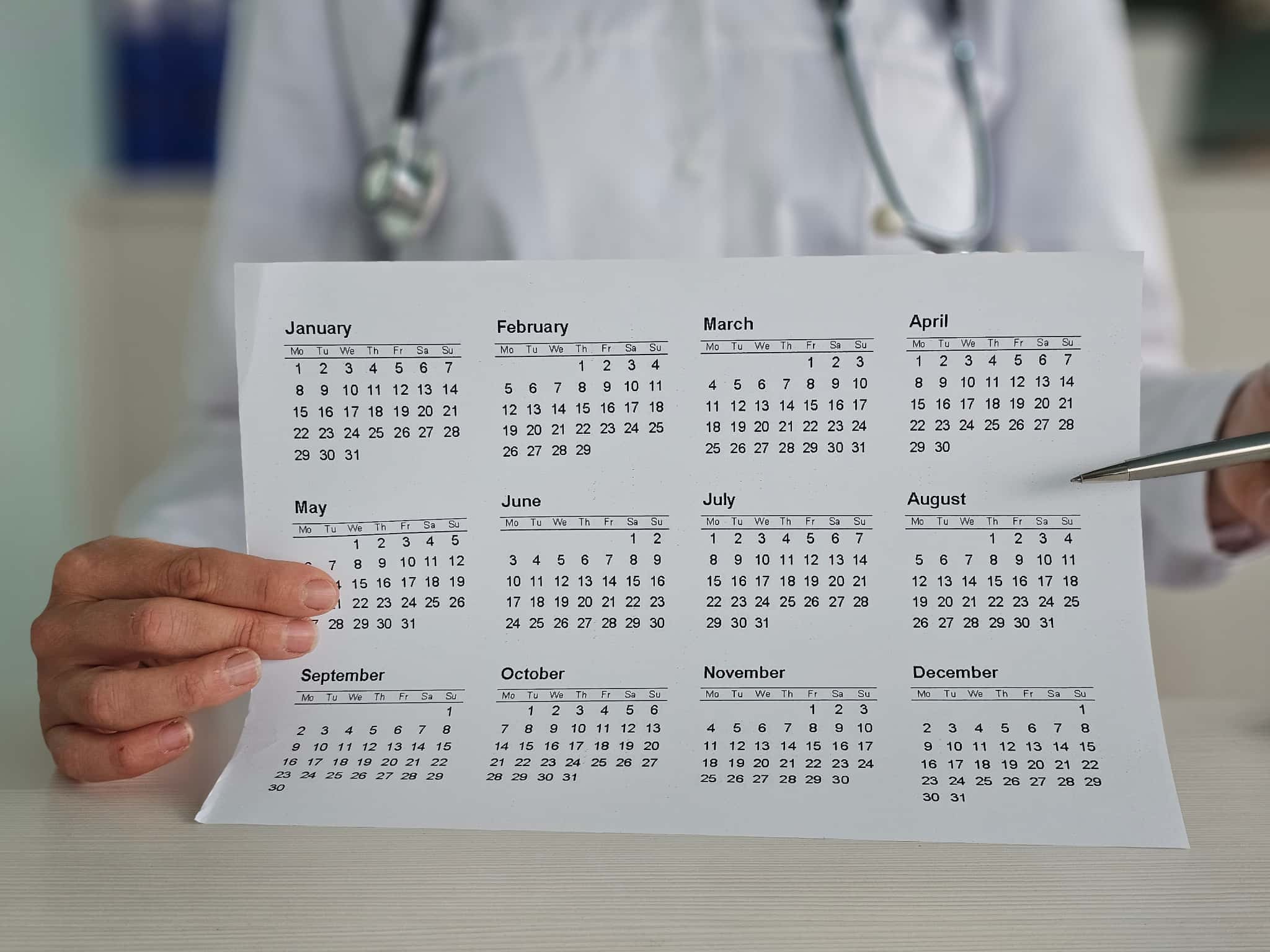 ホワイトニングの効果が持続する期間について説明する歯科医