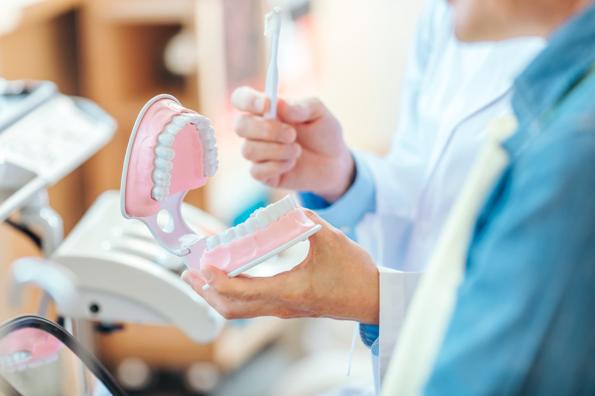 親知らず周辺が腫れたときの応急処置として口腔ケアを丁寧におこなうよう指導する歯科衛生士