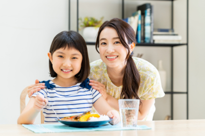 歯科検診を受け美味しく食事をいただく親子