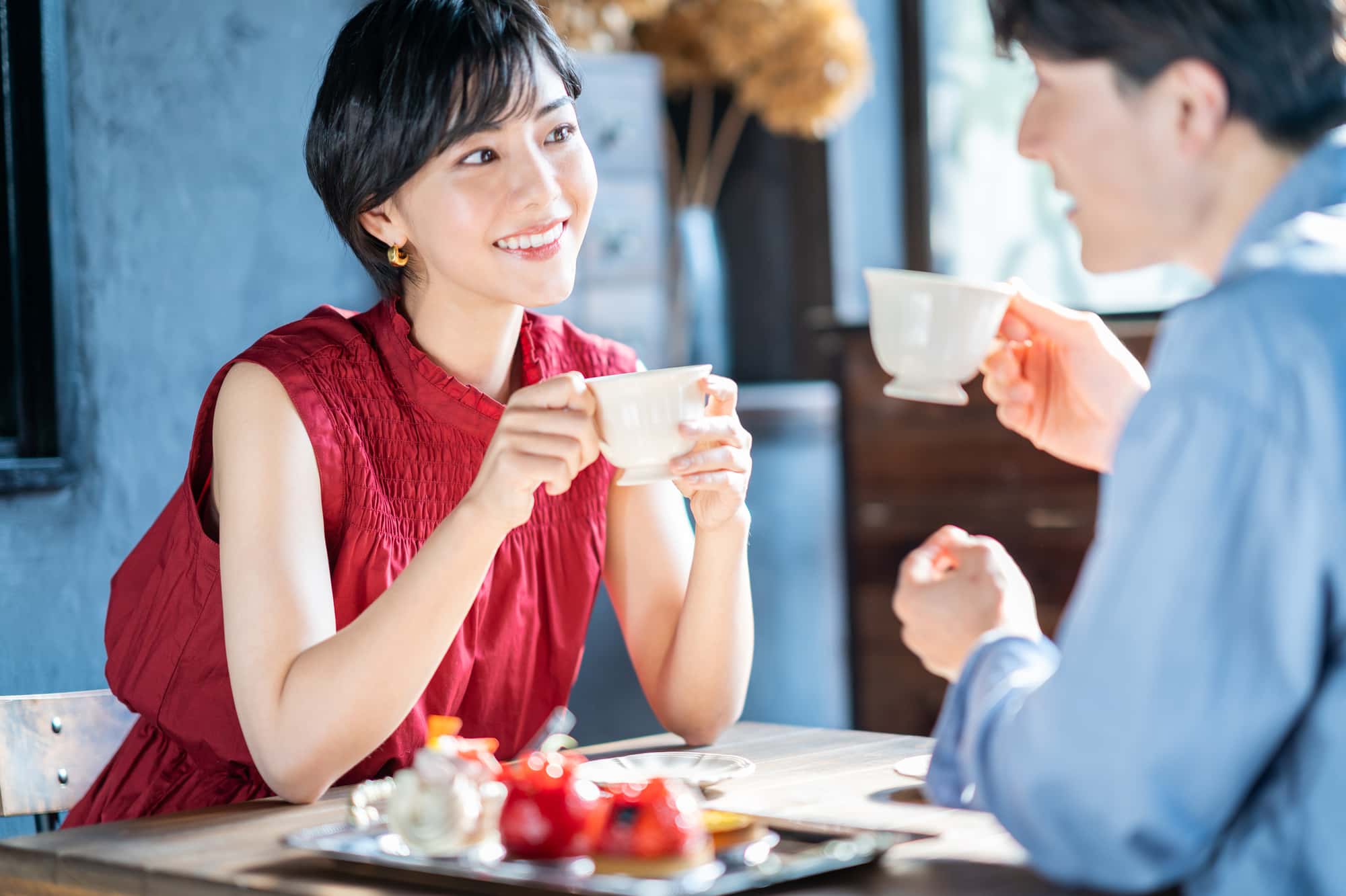 ホワイトニングをした綺麗な歯でデートを楽しむ女性