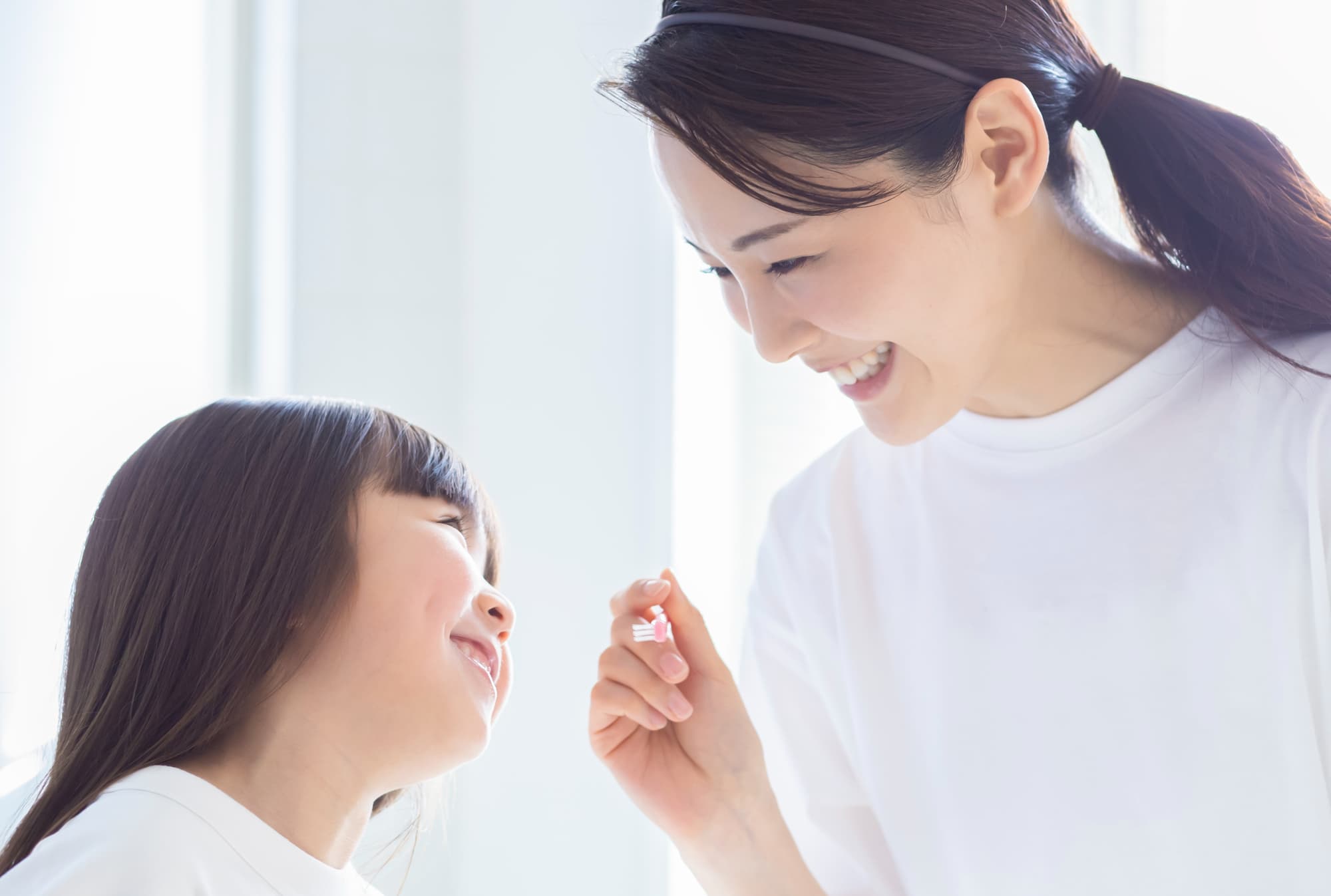 子どもが歯磨きを嫌がらないように工夫する母親