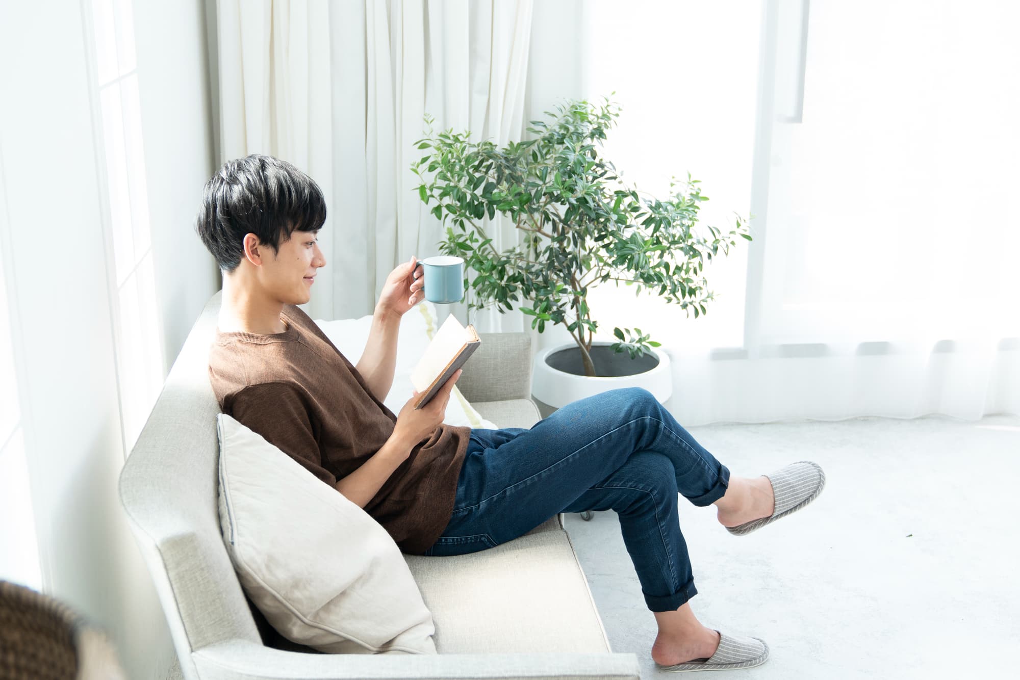 ストレスを溜めずリラックスしている男性