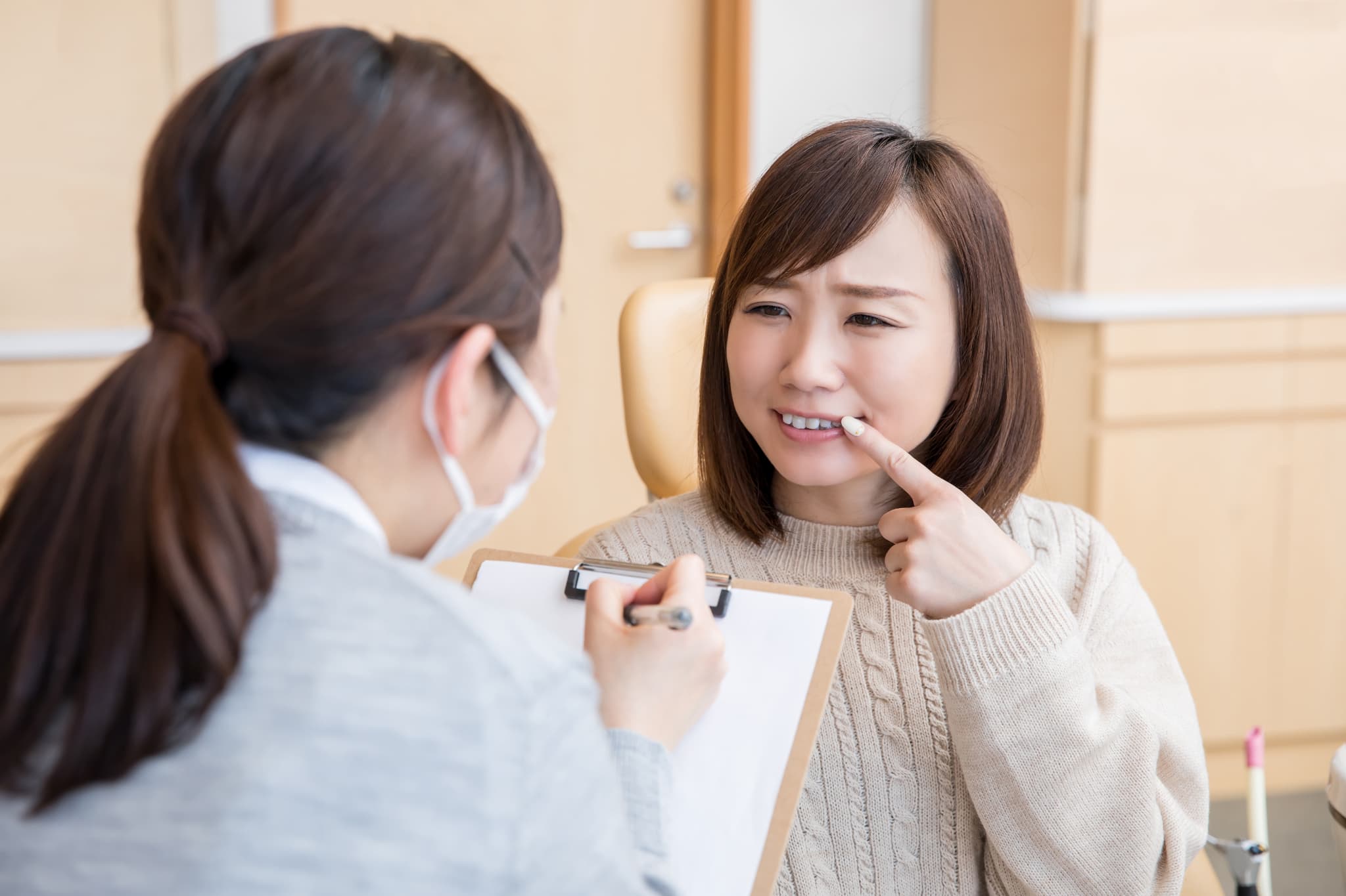 セラミックの歯が取れたため歯科医院を受診した女性