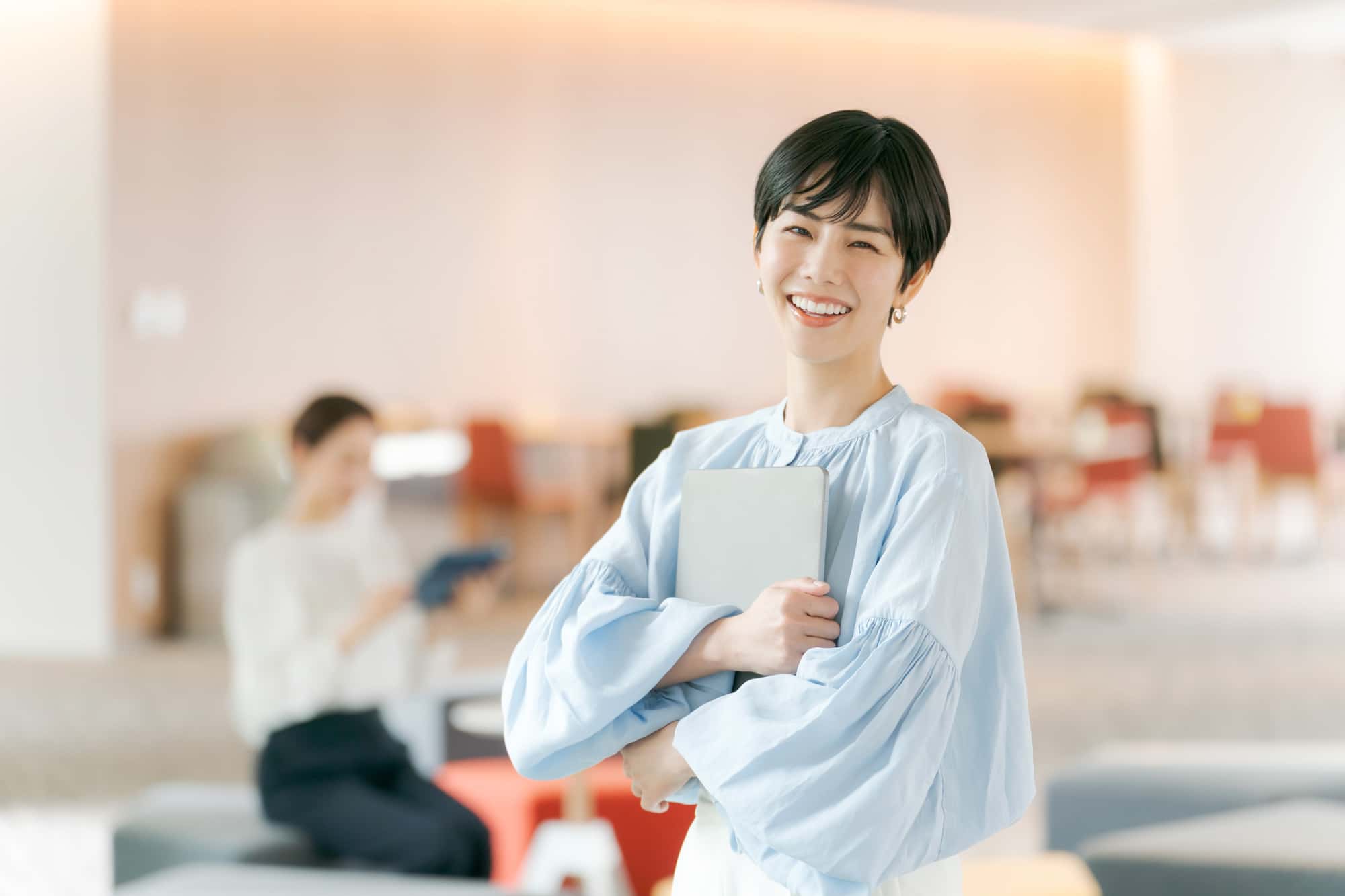 ホワイトニングをした白い歯で笑う女性