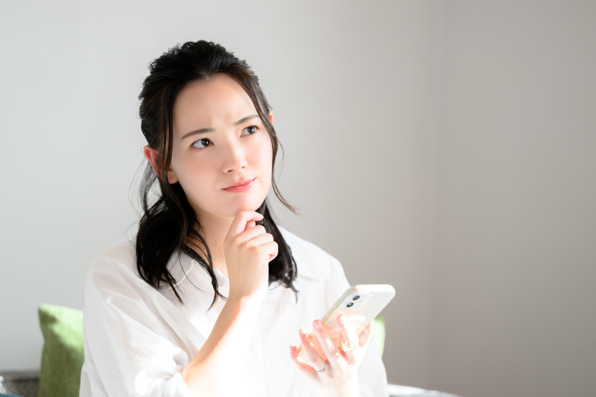 セラミック治療は金属アレルギーでも大丈夫か疑問に思う女性