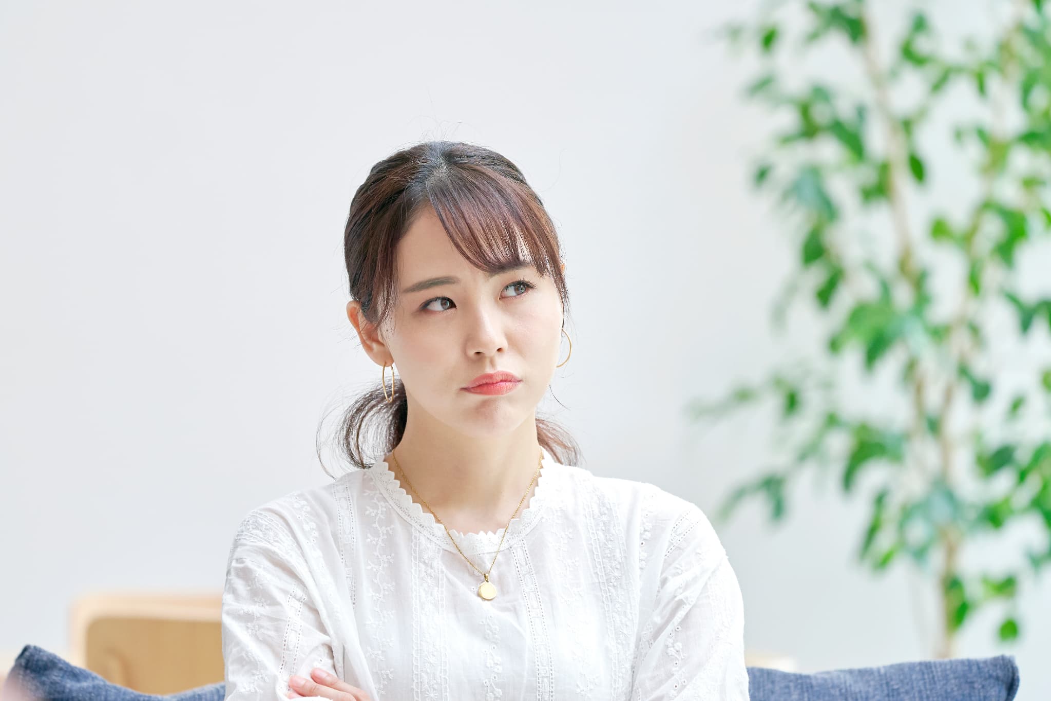 根管治療後は痛いのか考える女性