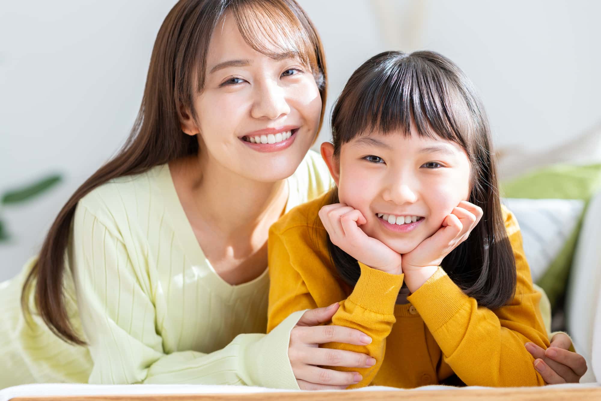 定期的に歯科検診を受けたおかげで虫歯のない子どもと笑顔の母