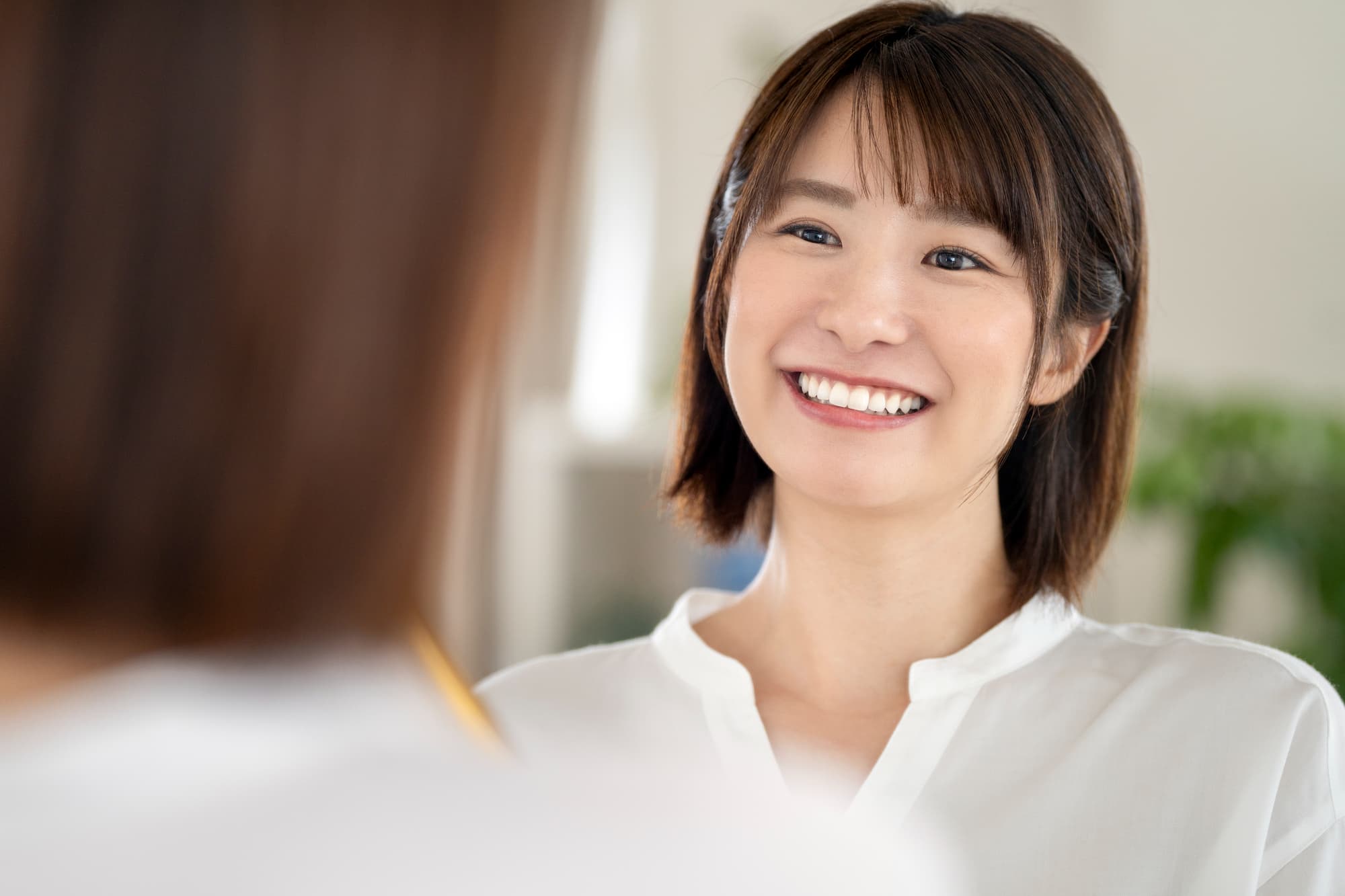 虫歯になった前歯を治療して笑顔を見せる女性