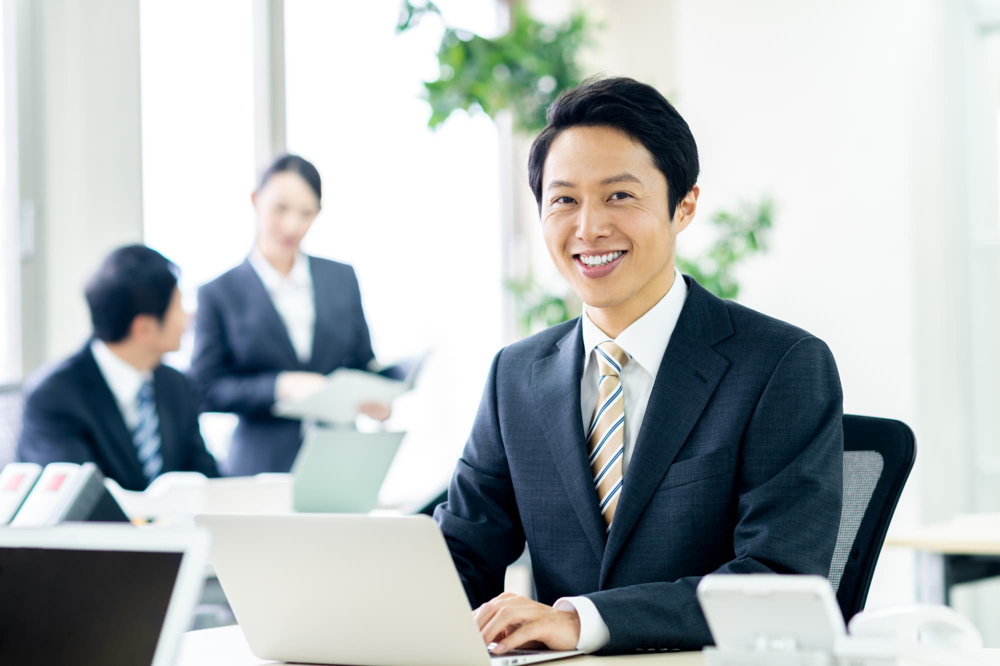 笑顔で仕事をする男性