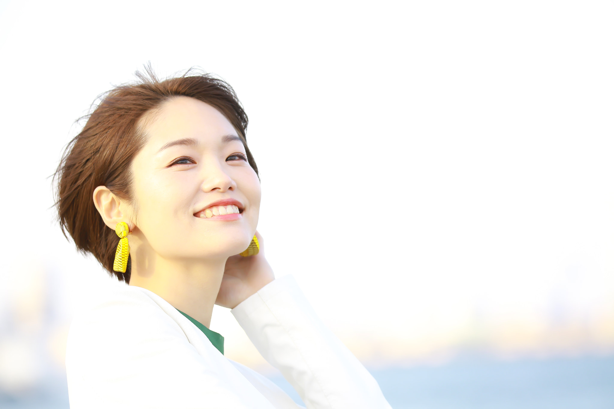 風にあたる笑顔の女性