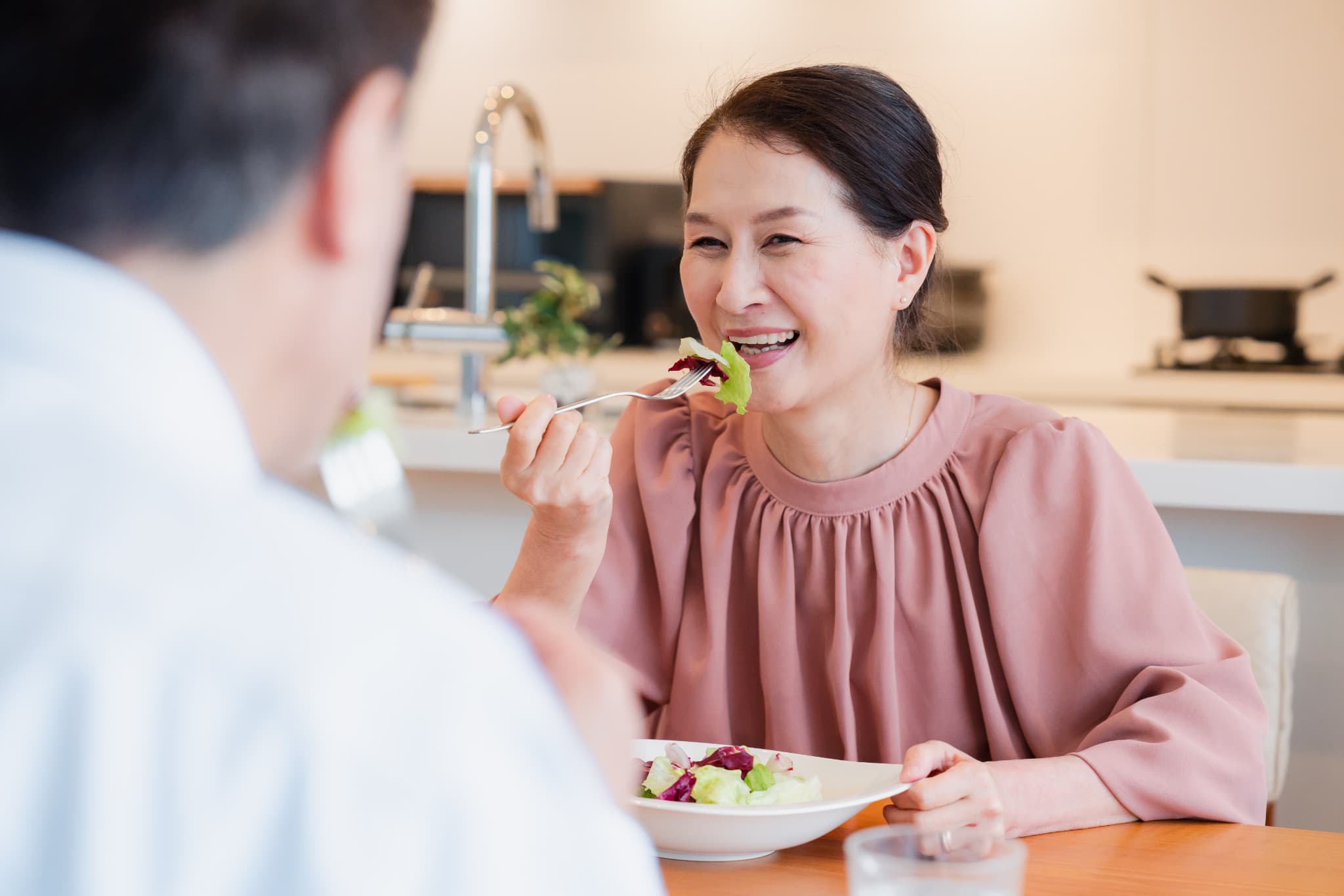食事を楽しむシニア女性
