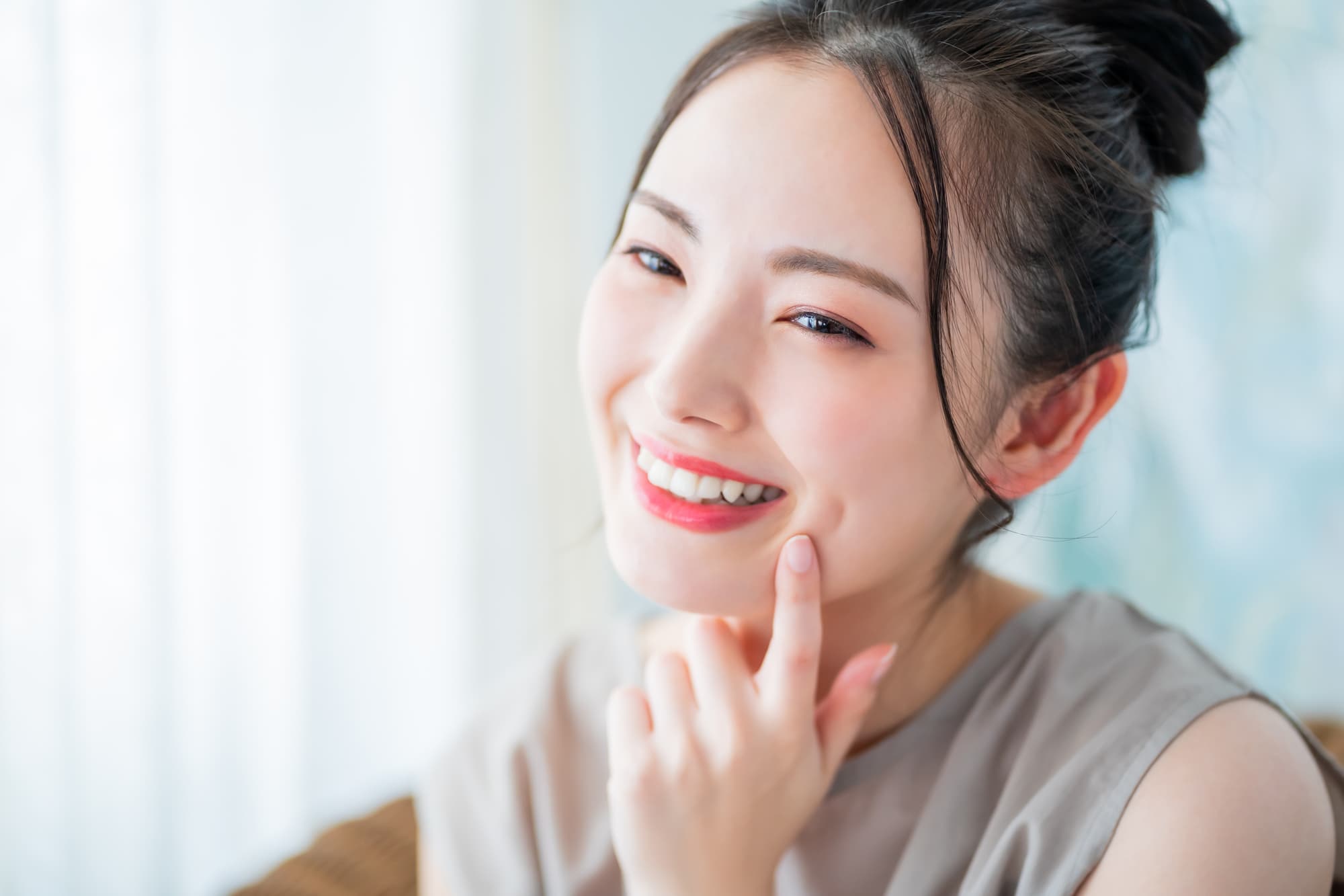 定期的にクリーニングを受けて歯の健康を守る女性