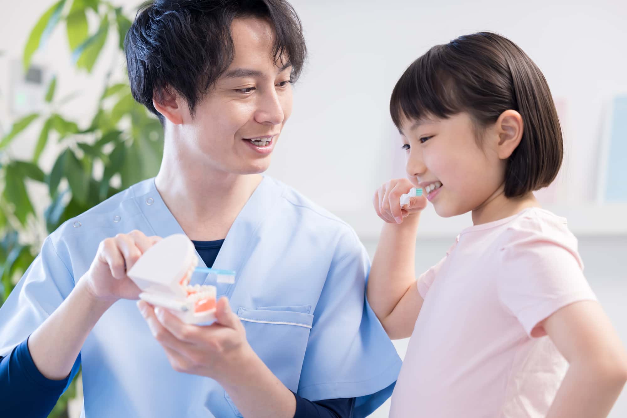 子どもの歯科検診で歯のブラッシング指導を受ける子ども