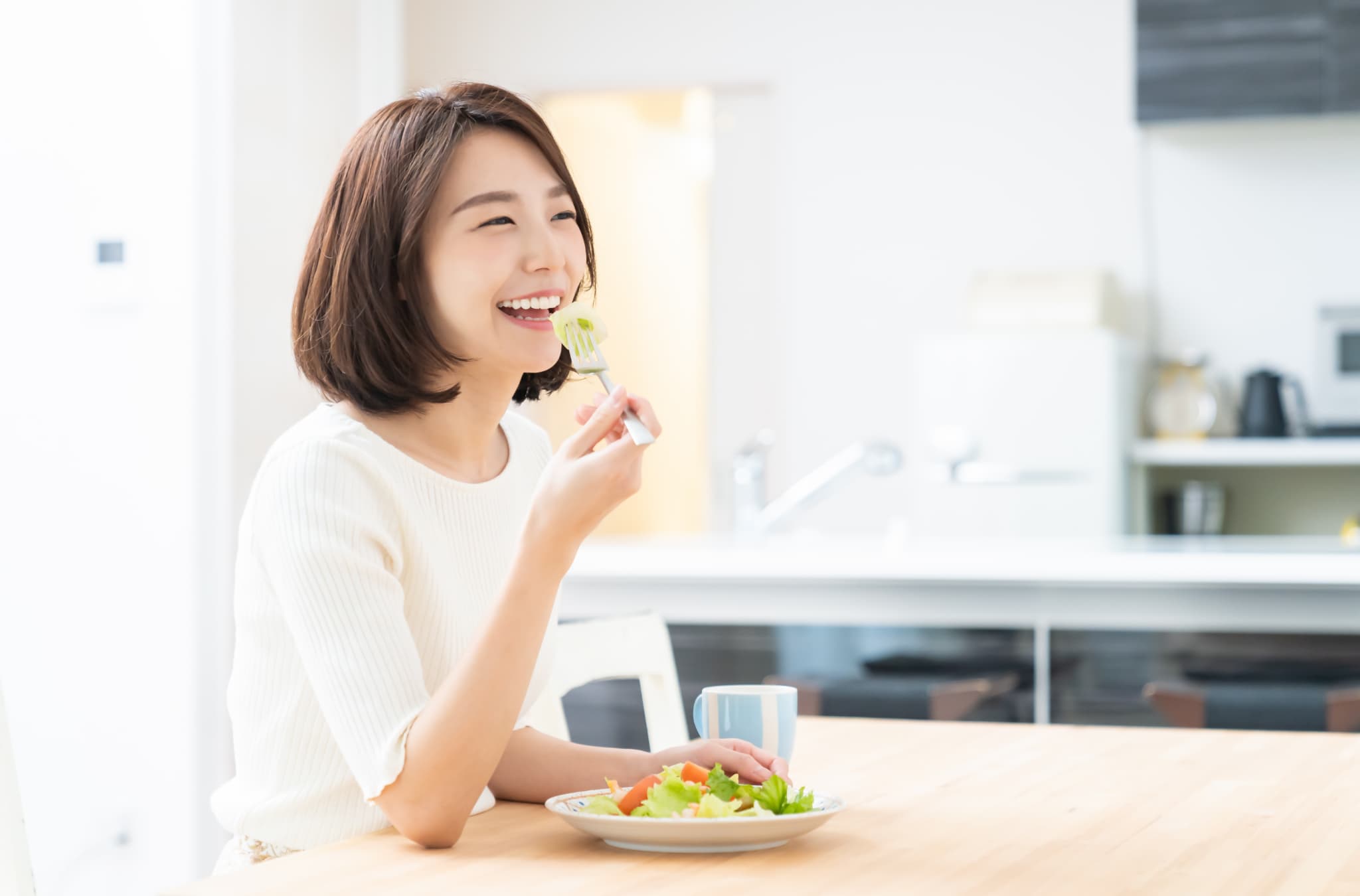 根管治療を終え美味しく食事をいただく女性