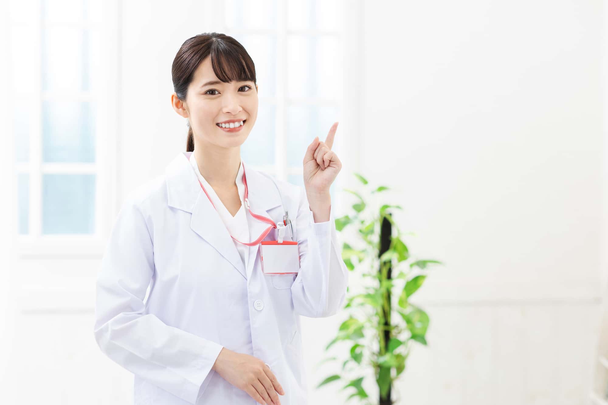 ホワイトニングについて説明する歯科医