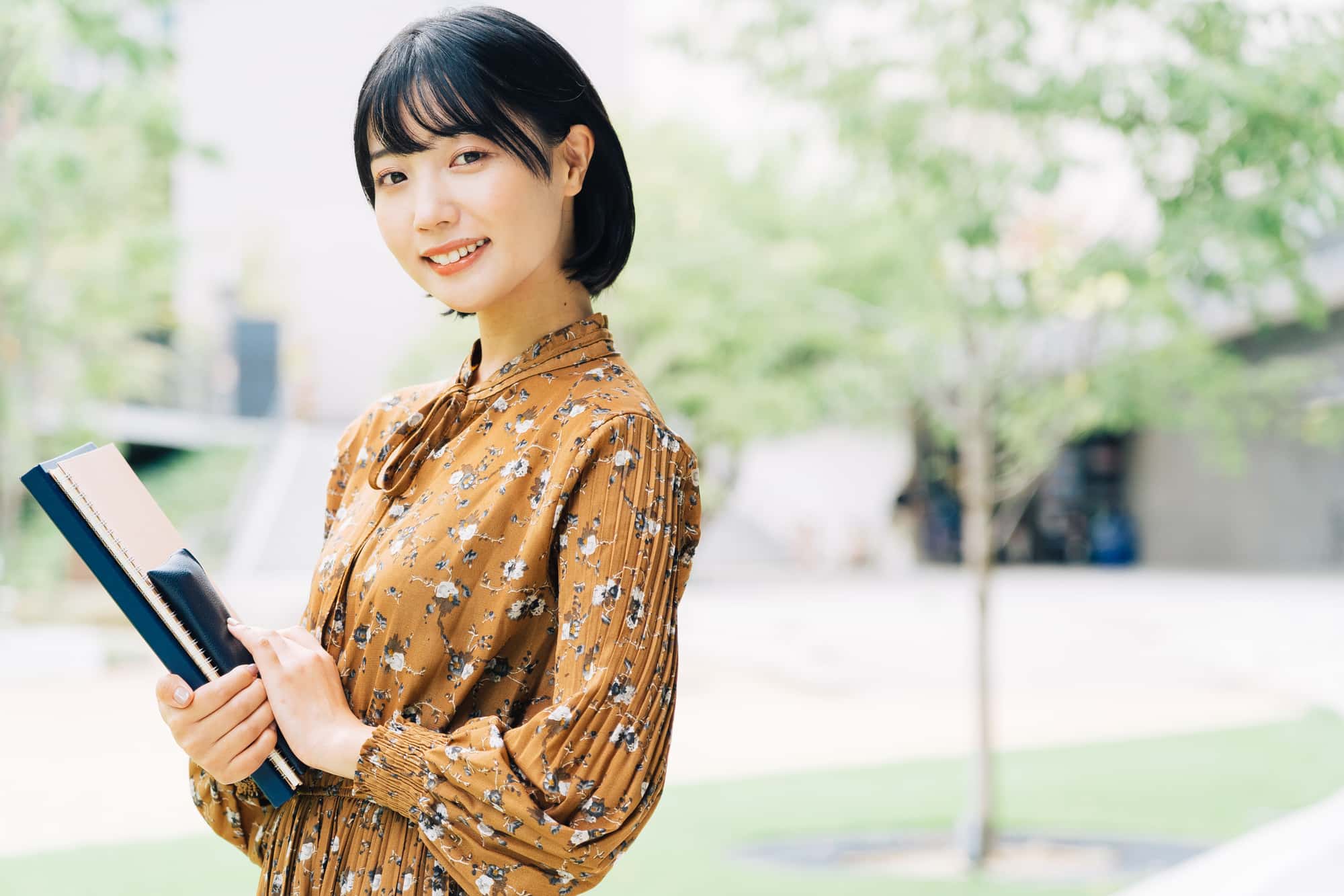 痛む親知らずを歯科医で適切に処置して笑顔の女性