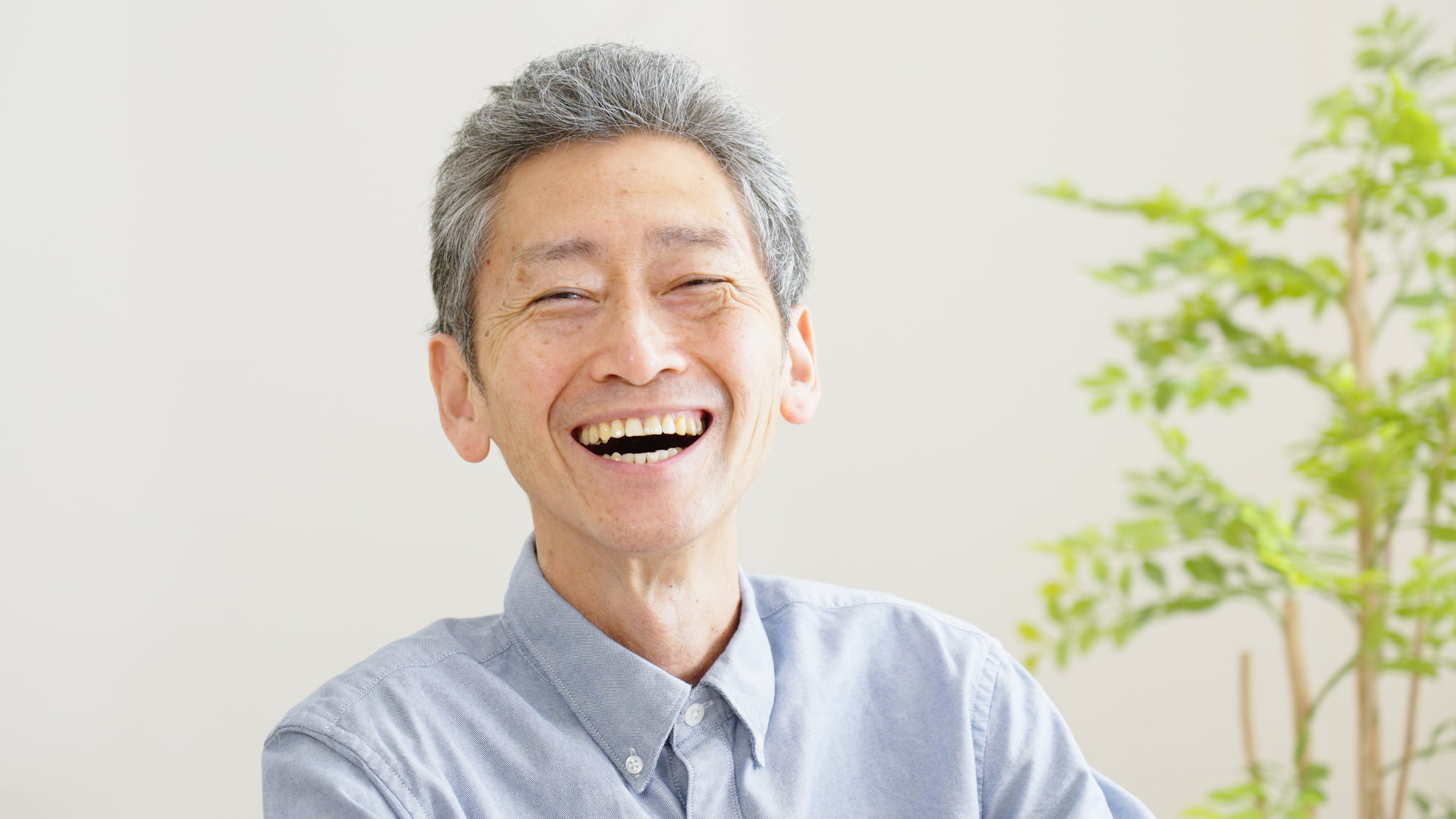 前歯を入れ歯にした笑顔の男性