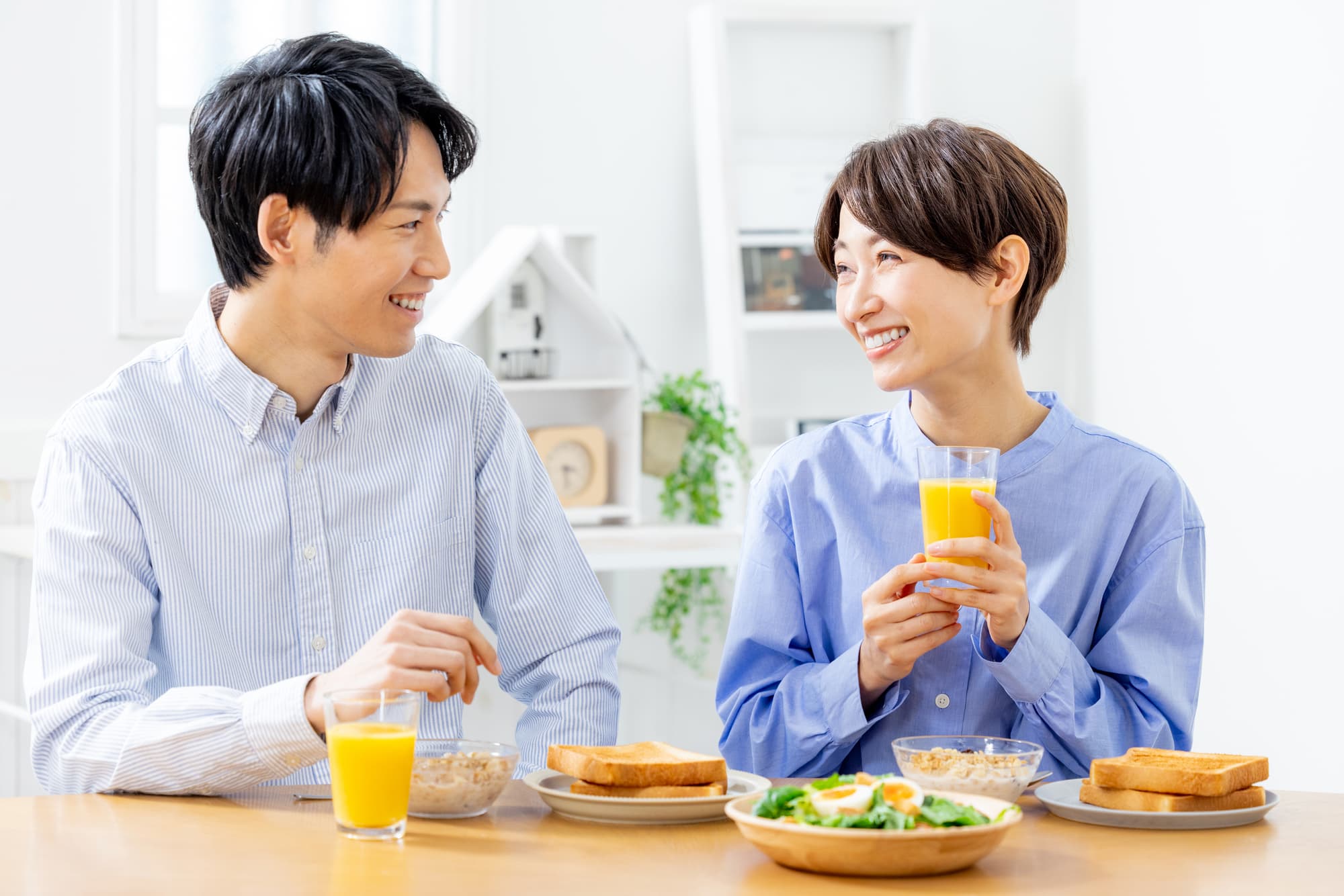 親知らずが虫歯を治療し美味しく食事をいただく夫婦